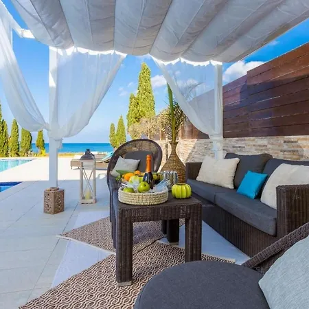 Akrotiriou Deluxe Villa