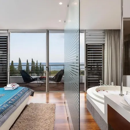 Akrotiriou Deluxe
