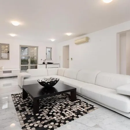 Akrotiriou Deluxe Akrotírion