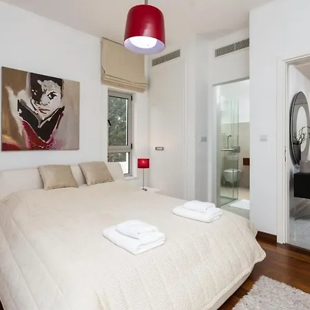 Akrotiriou Deluxe * Akrotírion