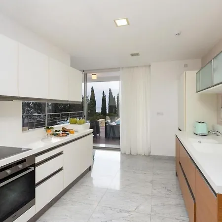 Villa Akrotiriou Deluxe *